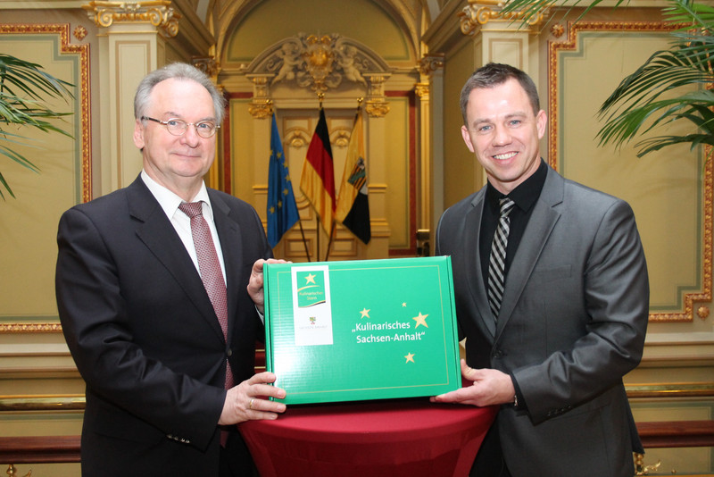 Ministerpräsident und AMG-Geschäftsführer präsentieren die "Kulinarische Sterne-Box"